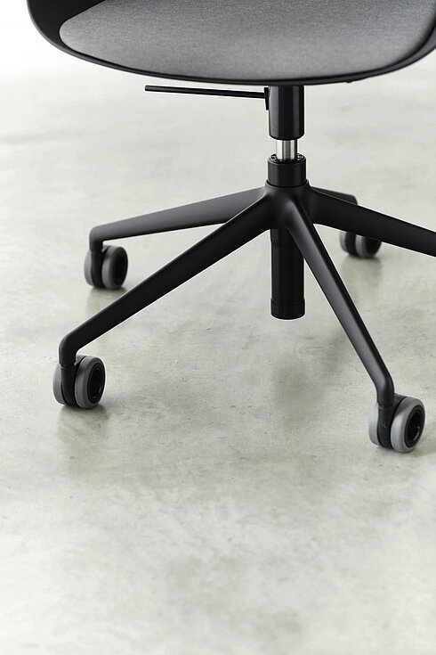 Yonda chair, cut-out, detail view, swivel base with castors
