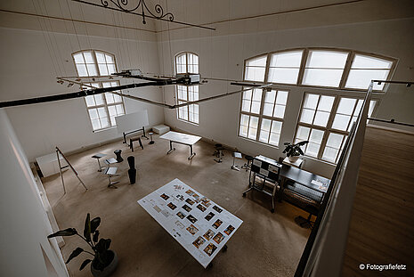 The room features several pieces of Wilkhahn furniture, including Timetable and Stand-Ups. The tables are white and the Stand-Ups are black. This is an example of a room where a workshop is taking place, so the furniture is not arranged in a fixed layout