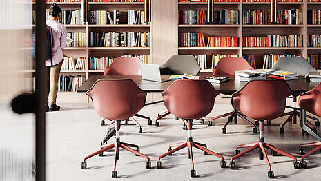 The bright library or study room is furnished with several Yonda chairs, shown here in warm shades of red and gray. The chairs blend seamlessly into the modern work environment and offer freedom of movement as well as exceptional comfort. The color-coordinated furnishings create an inspiring atmosphere for learning and working.
