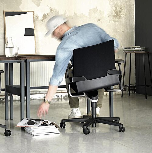 ON-Swivel-Chair-Header Person at desk showing the functionality of Trimension.