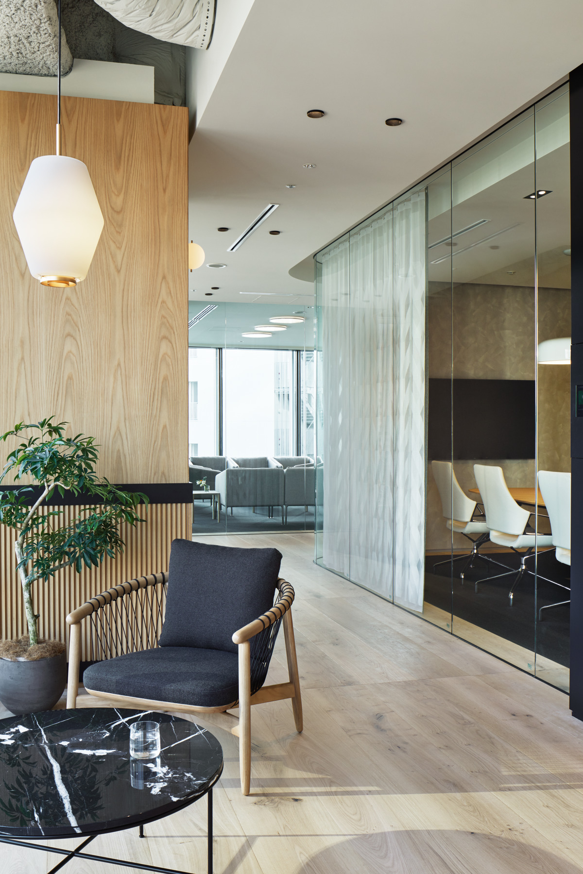 Daylight, transparency and high-quality, carefully crafted, natural, warm materials bear testimony to the respectful and very professional way that resources are treated.