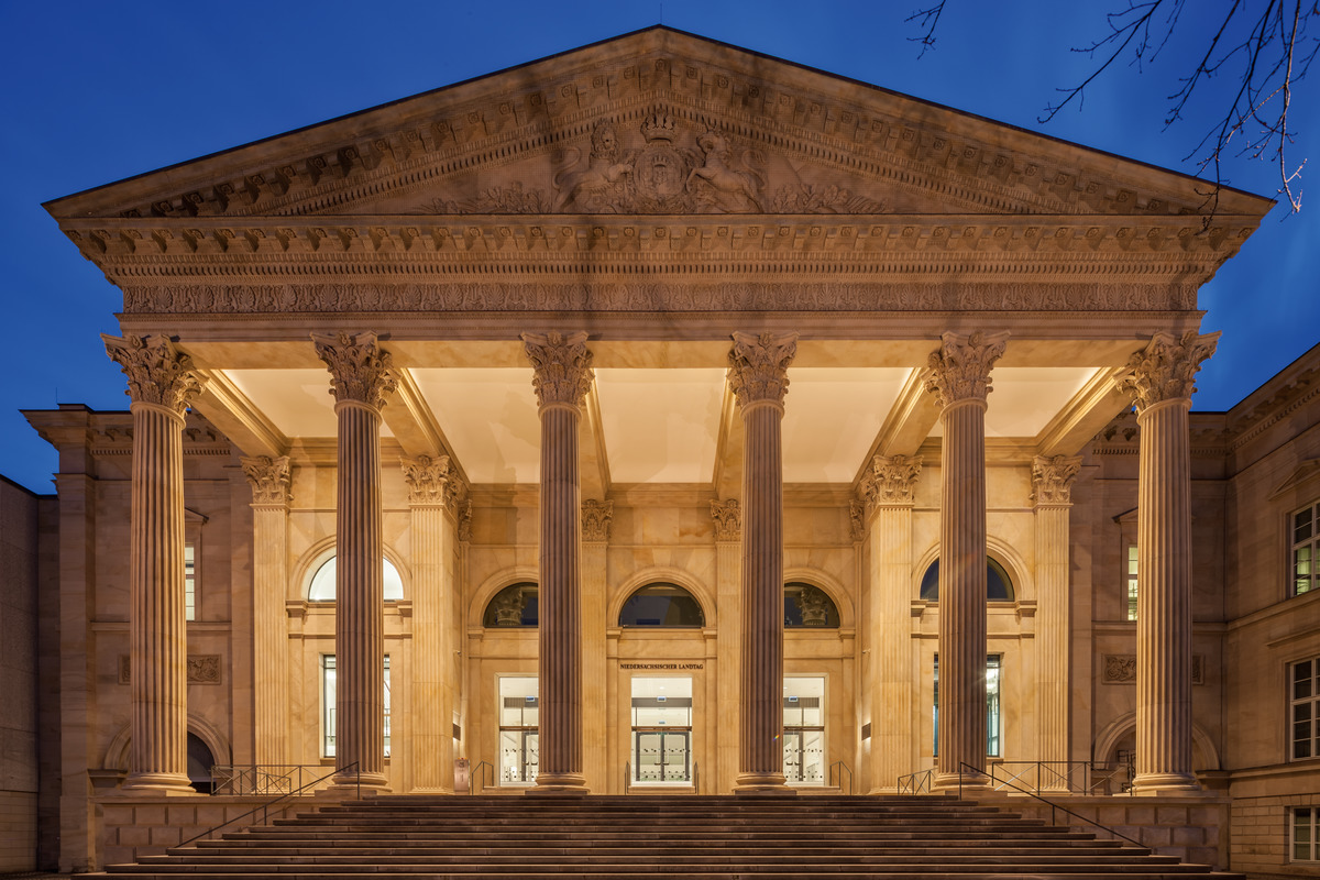 Die von Georg Ludwig Friedrich Laves gestaltete klassizistische Fassade des ehemaligen Leineschlosses dient als Haupteingang für den neuen tageslichtdurchfluteten Portikus, der als zentraler Verteiler fungiert.