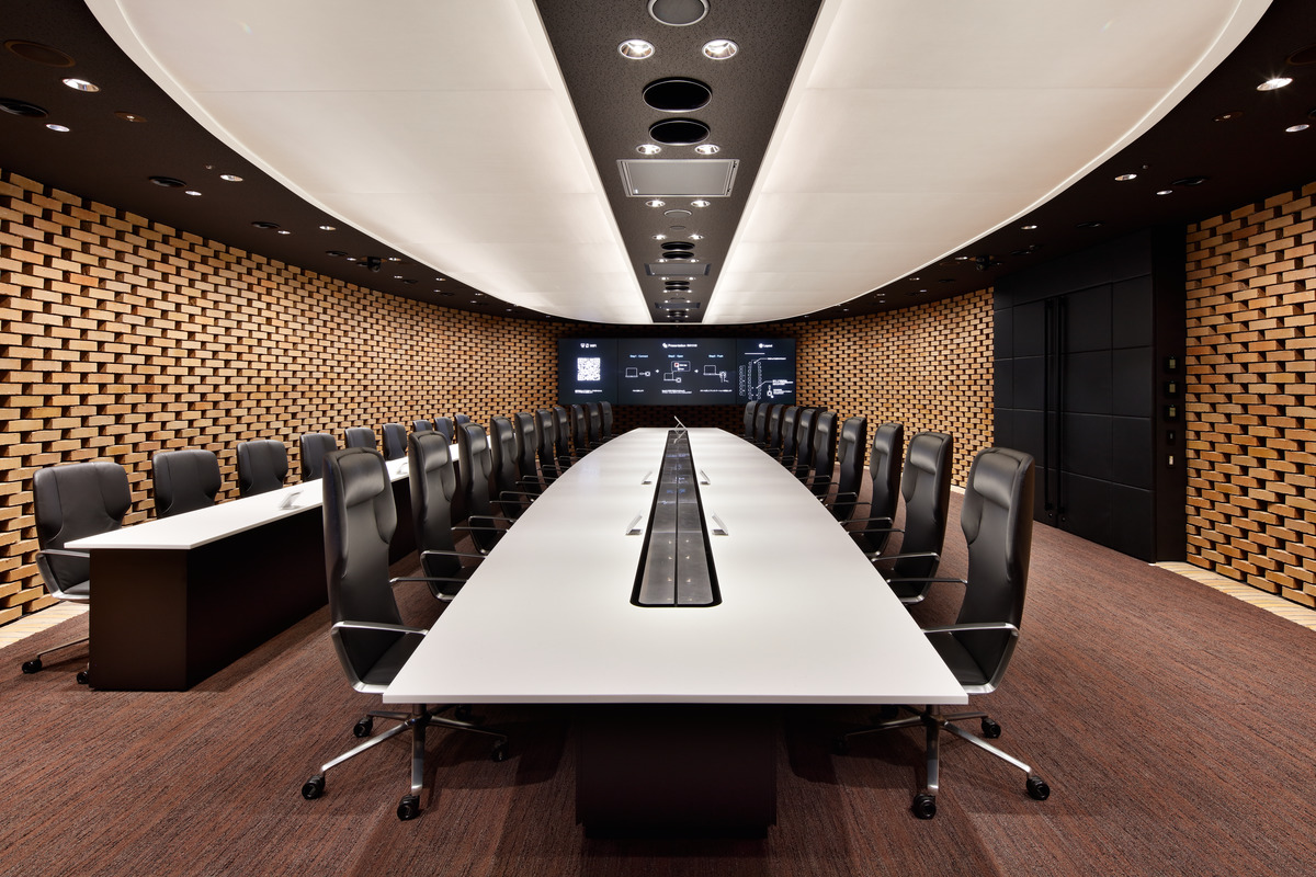 The team picked Intra (design: Phoenix) with a high backrest as the conference chair. The mobile chair has concealed synchro-adjustment capability, which automatically adapts to different users and allows both comfortable and dynamic sitting.