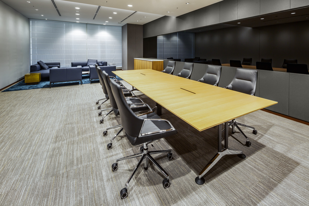 The meeting room with its adjacent lounge has a lightweight, stylish Logon table configuration (design: Andreas Störiko) with light-colored wood veneer and mobile, medium-height Graph chairs (design: jehs+laub).