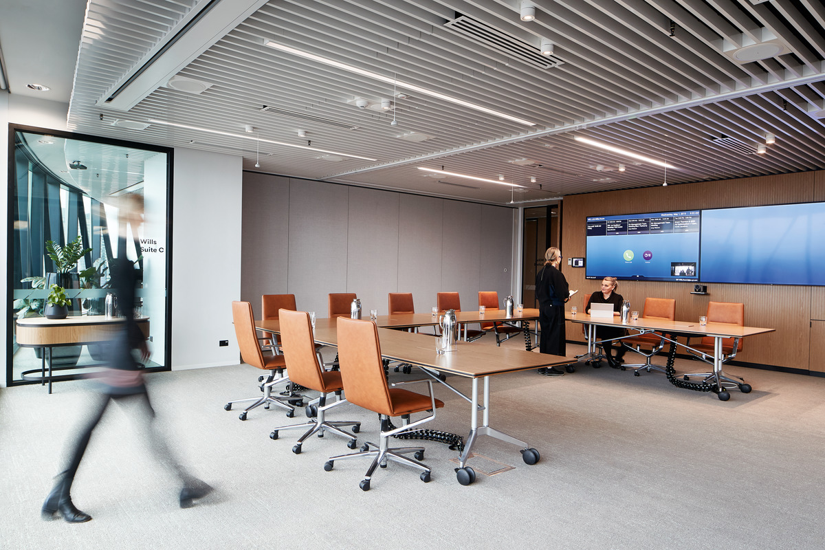 Die flexibel bespielbaren Seminarräume überzeugen durch eine erstklassige technische Ausstattung und das Einrichtungskonzept: Mobile Sola- Konferenzsessel (lizensiert von Davis Furniture, Design: Justus Kolberg) sorgen für dynamischen Sitzkomfort, die legendären Confair-Falt­tische (Design: Andreas Störiko) für schnelle Veränderungen der Tisch-Settings.
