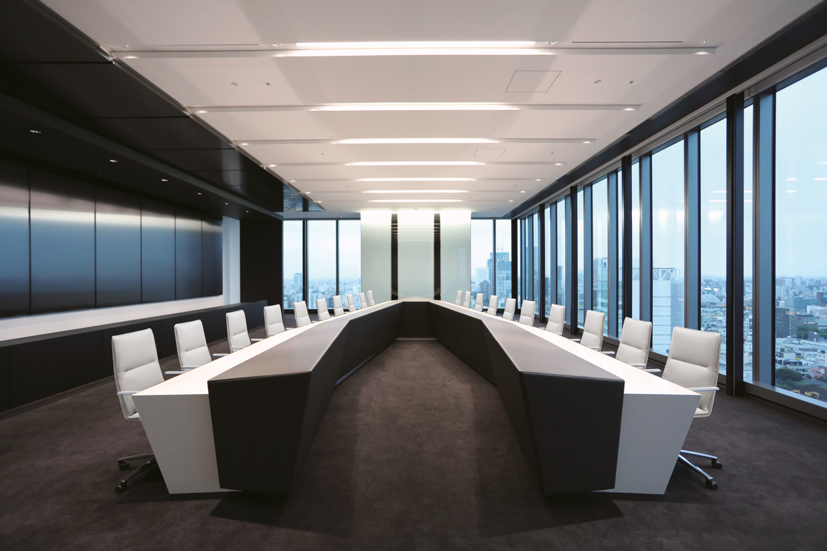 Für den Boardroom wurde ein äußerst modern wirkender, skulpturaler Tisch entworfen. Für dynamische Agilität sorgt der Konferenzsessel Sola mit Wippmechanik (lizensiert von Davis Furniture, Design: Justus Kolberg), der durch sein geradliniges und schlankes Design überzeugt.