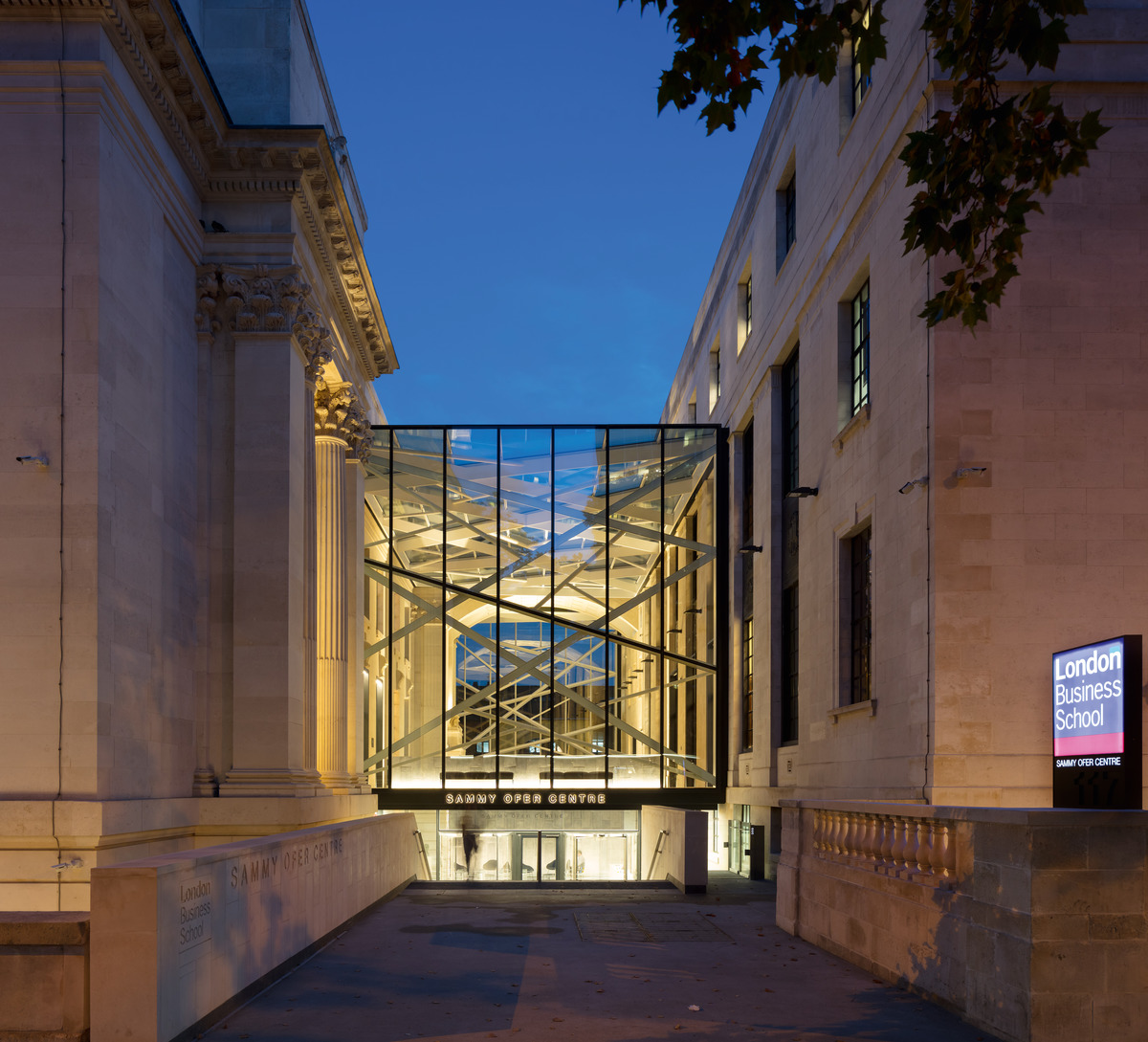 The main and ancillary building are linked by a distinctive, bridge-like steel-glass structure, which also demarcates the university’s separate, modern entrance hall.