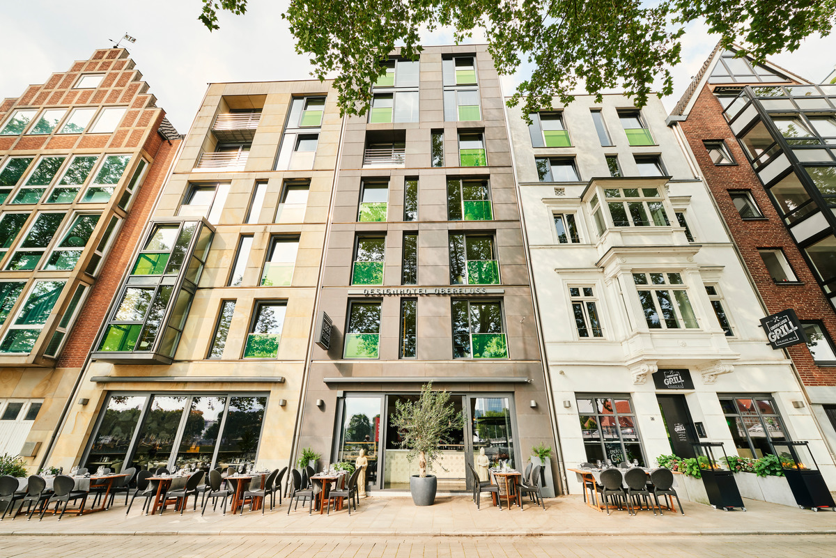 On the Weser side, the building appears to be divided into three separate ones whose dimensions are the same as the original sizes of the land. And a historic facade is, of course, integrated in the crisp, modern cube-shaped edifice.