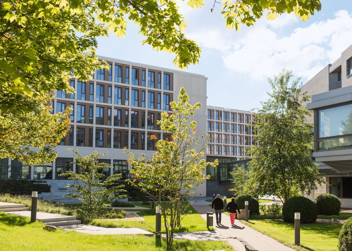 Green spaces, patios and courtyards outside in front of the structured facades invite people to go for a walk during breaks and interact with others in the fresh air.