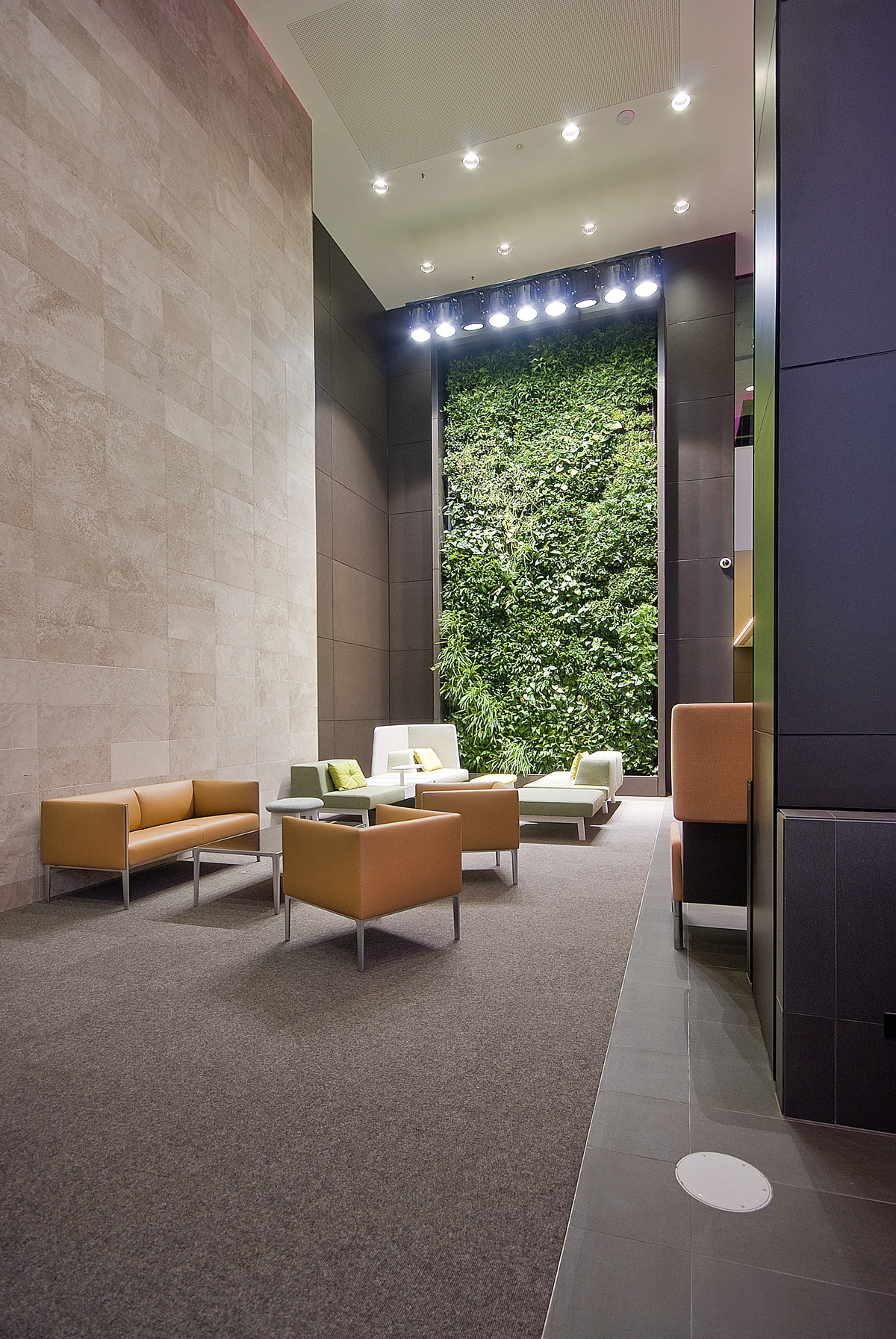 With its wall panels and lush green wall, the lobby is an exceptionally pleasant place to be. The designers chose sofas, chairs and side tables from the Asienta range (design: jehs+laub), combining generous upholstery with stylish and delicate frame structures.